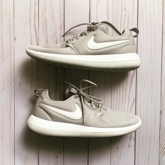 nike womens roshe sneakers